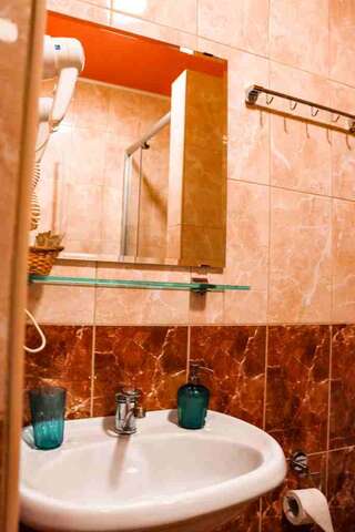 Мини-отель Сияние Майкоп Трехместный номер с тремя раздельными кроватями и собственной внешней ванной комнатой-4